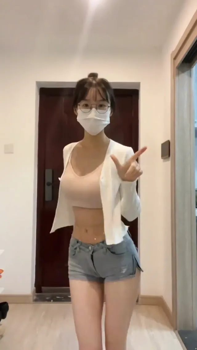 眼鏡妹妹真的超美，完美身型