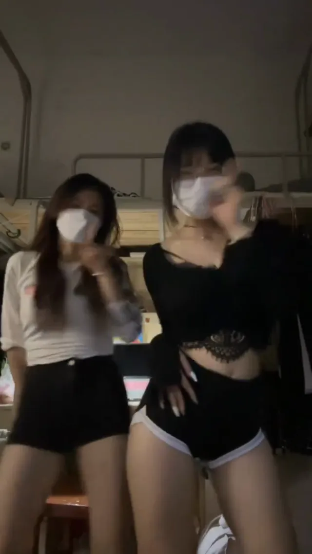 眼镜妹不止身材好，腿也好好看🌚