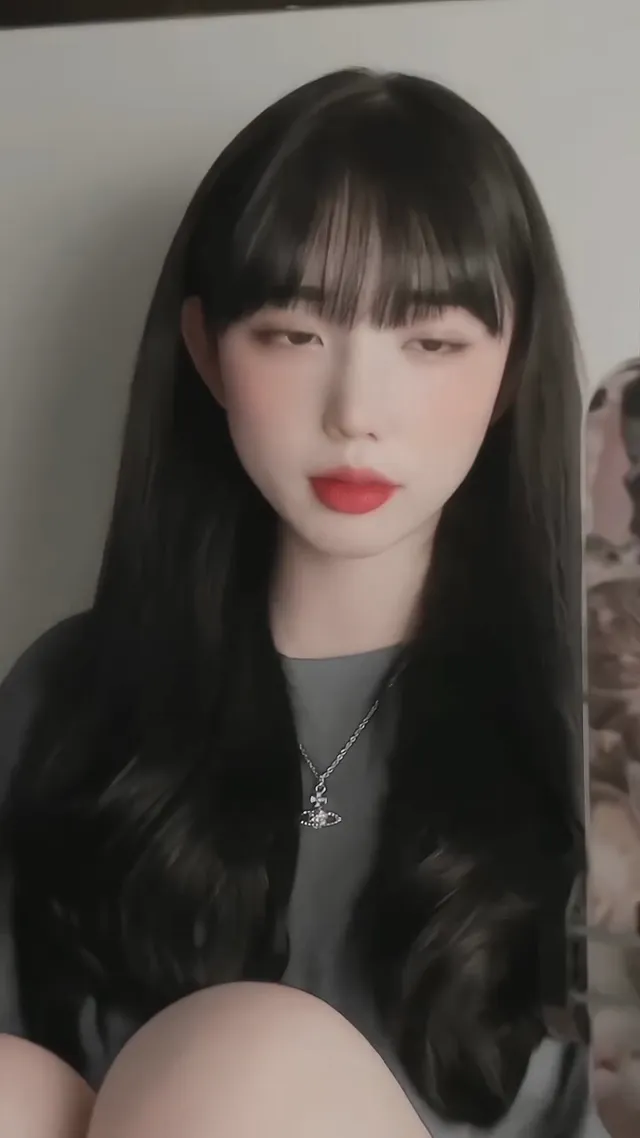 問你身邊的女性朋友是怎麼刷舌苔的