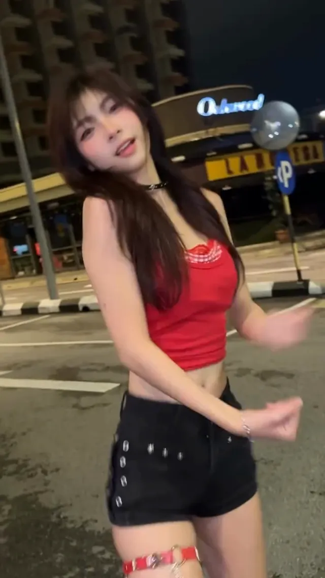 穿這樣跳舞，是要我怎麼專心？