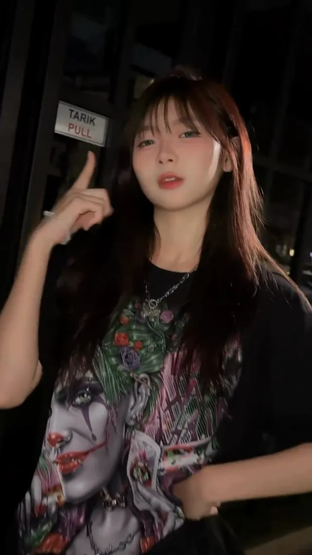 燈光太暗？不，她自己會發光