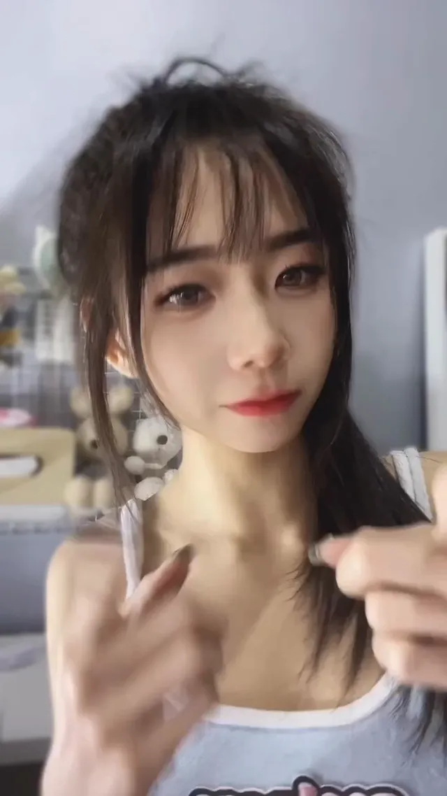没关系 你跟她玩吧 她的⊍⊍比较大