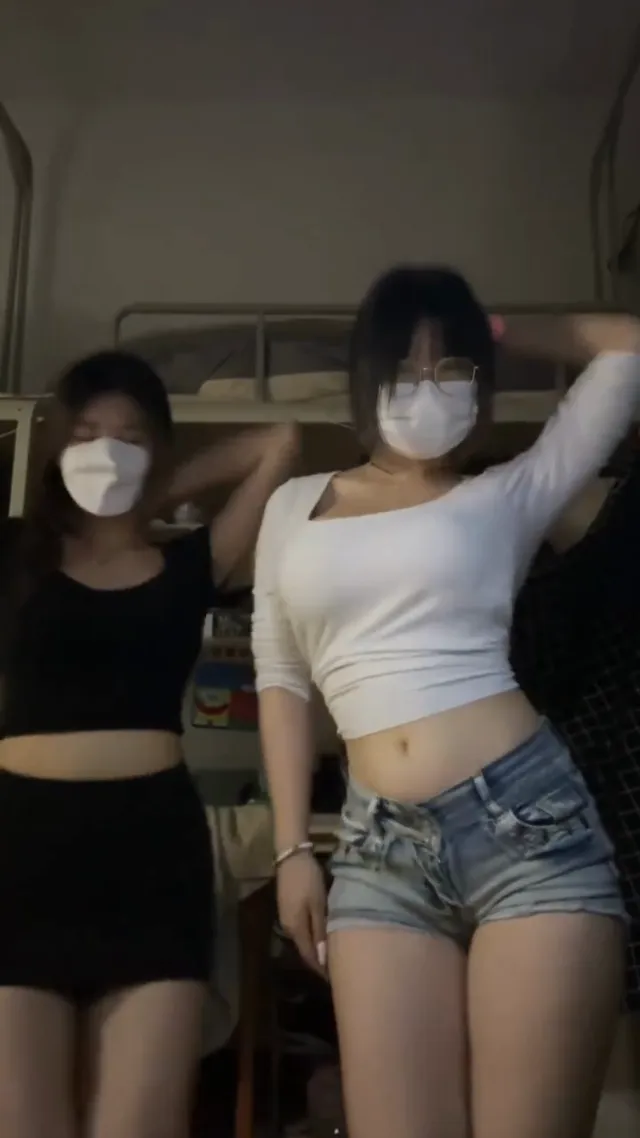 眼镜妹那里震得很厉害😳好騷