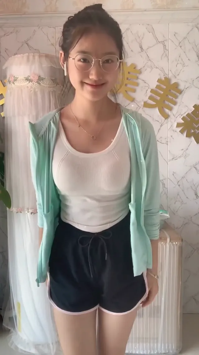 清纯的眼镜妹，爱惨了🥹