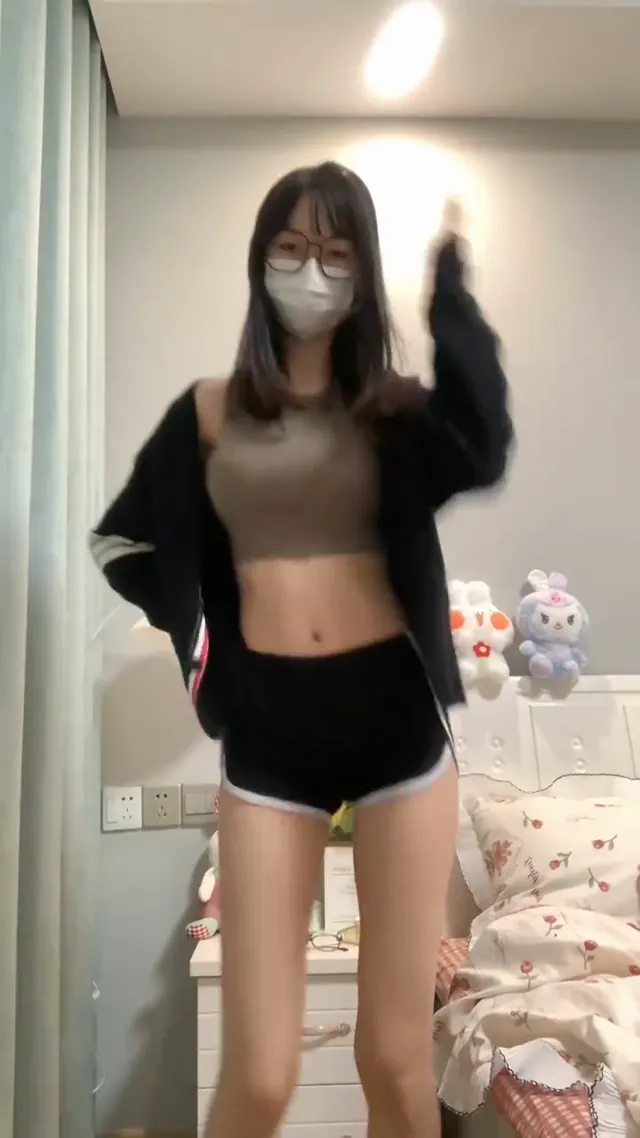 这位眼镜妹有些腹肌，爱了❤️