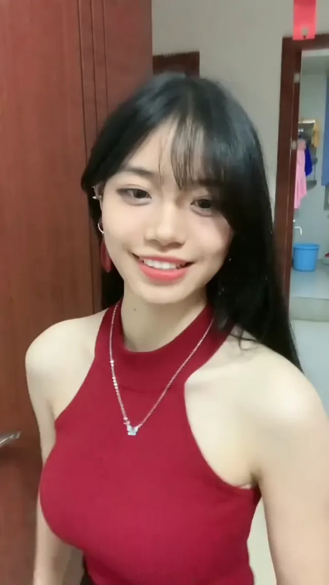 哇，这眼镜妹的笑容真甜