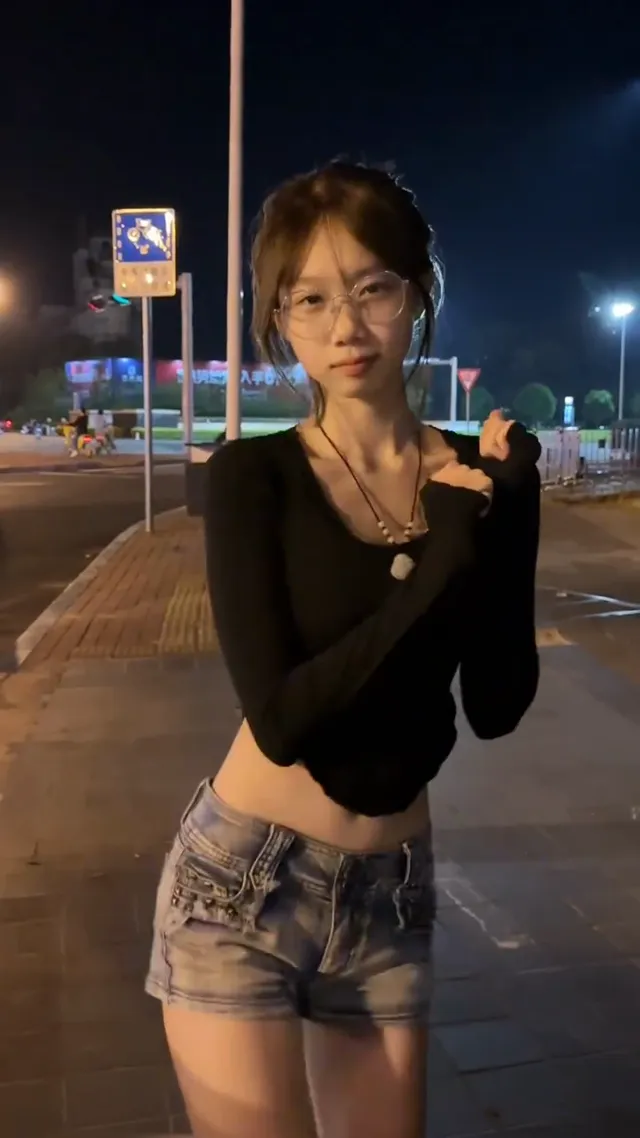 眼镜妹又在最经典的地方打卡了
