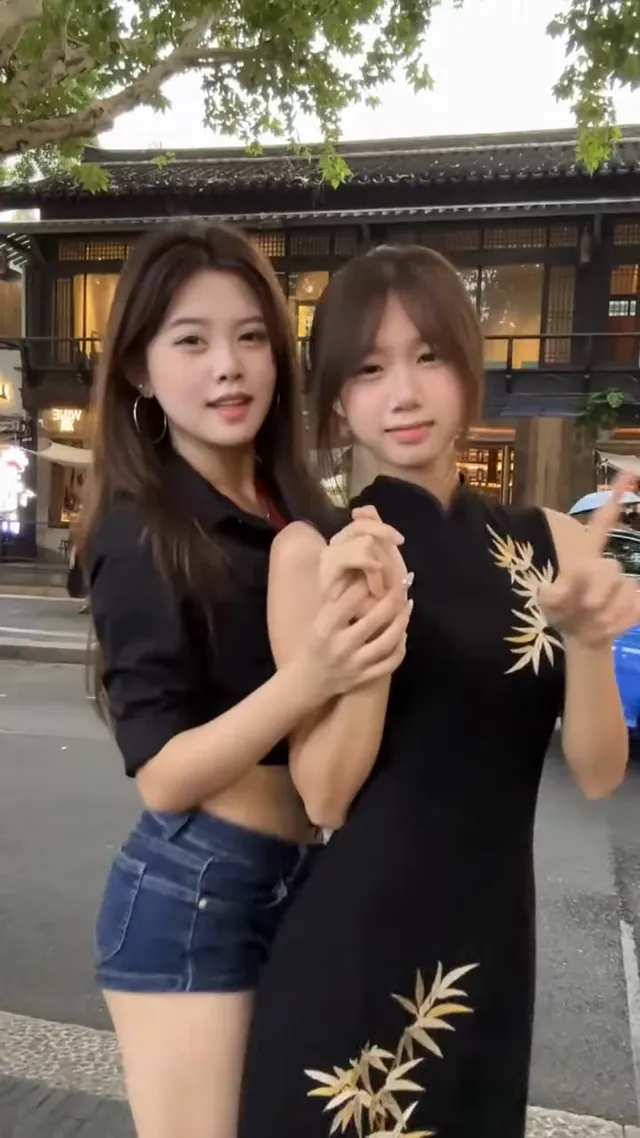 还是右边旗袍好看