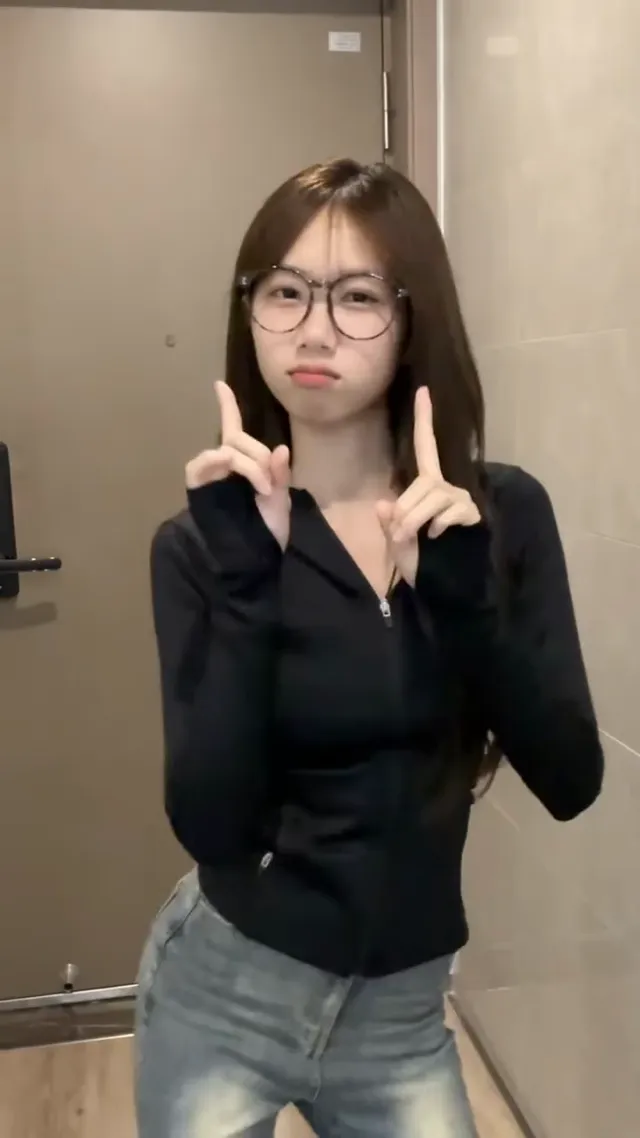 眼镜妹就是很耐看啊