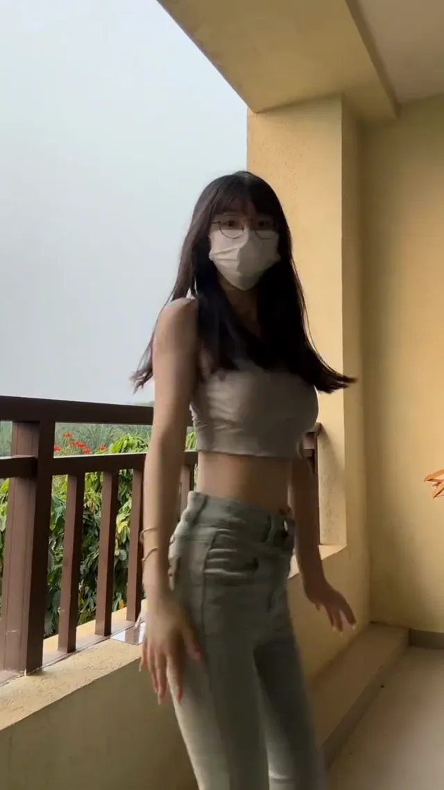 眼镜妹有点调皮