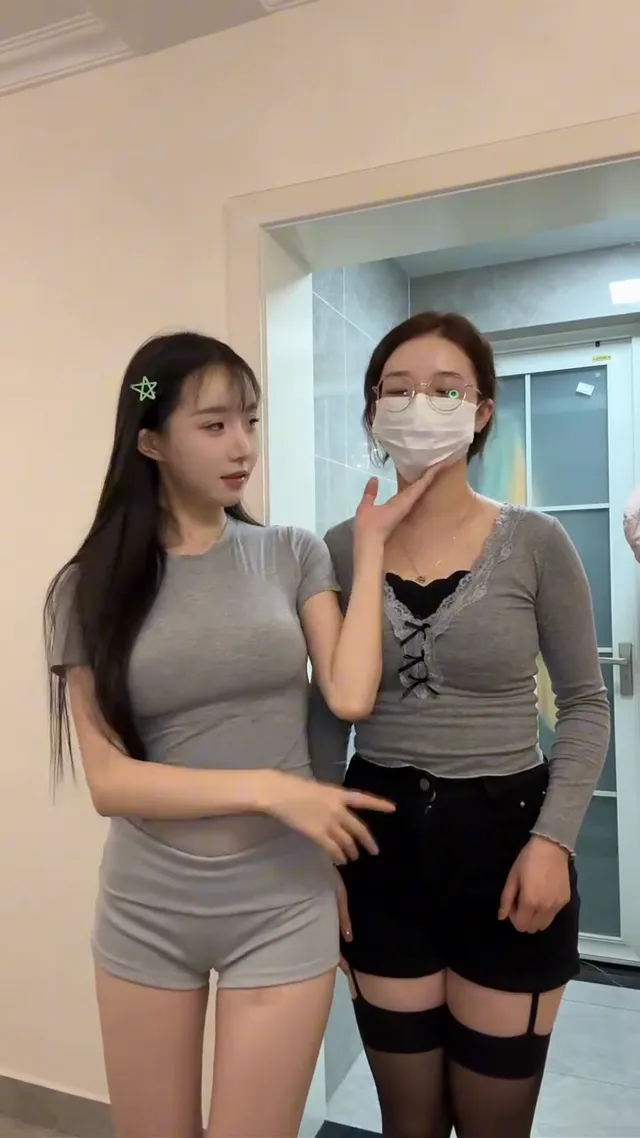 右边眼镜妹风韵犹存啊