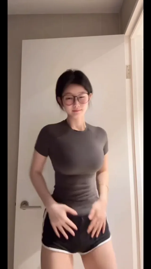 这眼镜妹身材不错欸