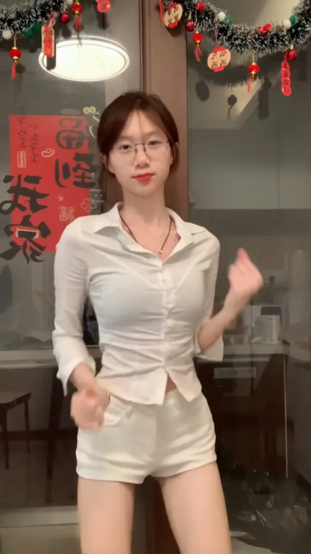 这超带劲的眼镜妹