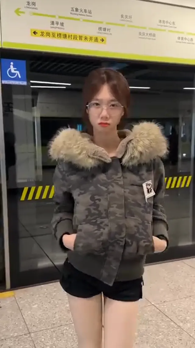 这就是反差眼镜妹