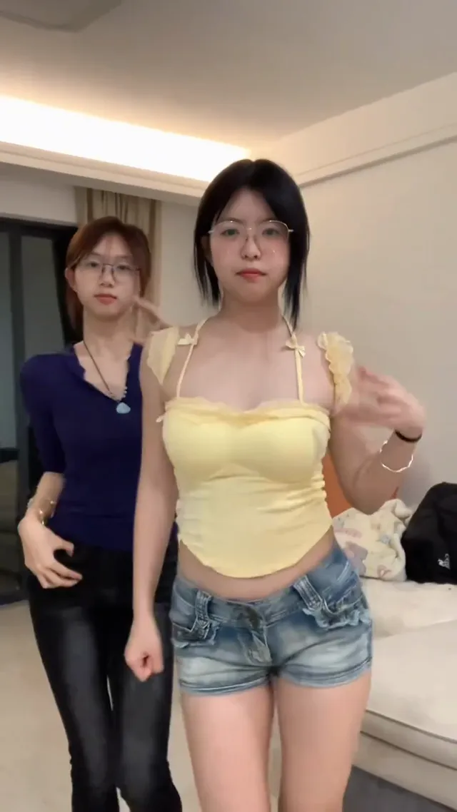 黄衣眼镜妹很顶啊