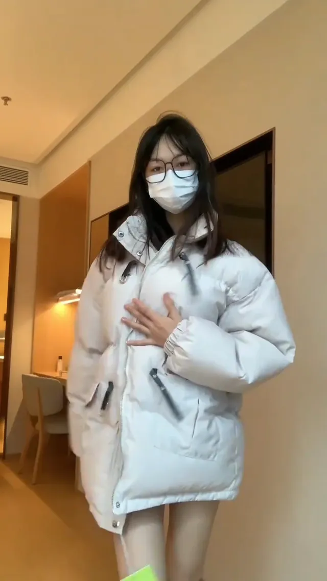 才刚睡醒的眼镜妹