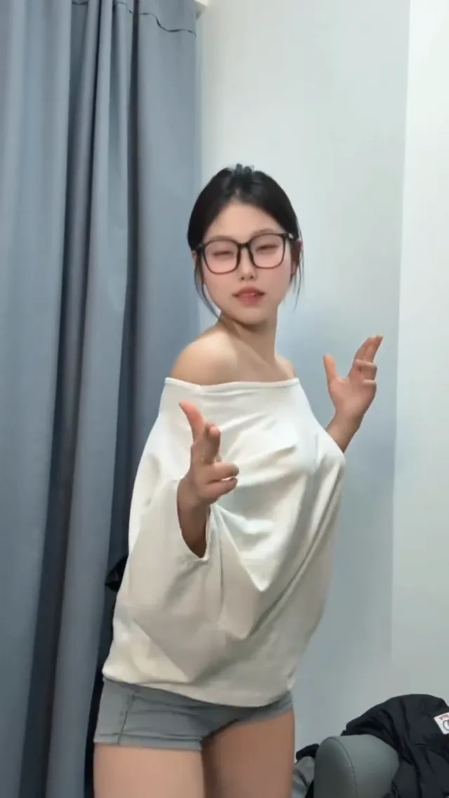这眼镜妹也太会跳了吧