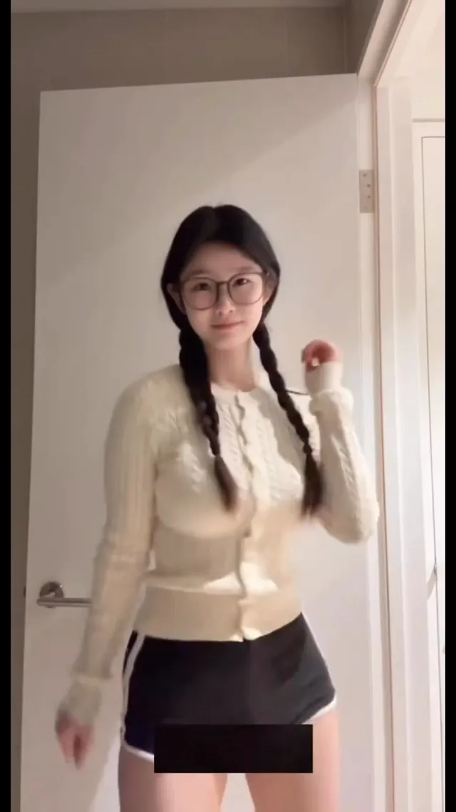 辫子眼镜妹挺不错的