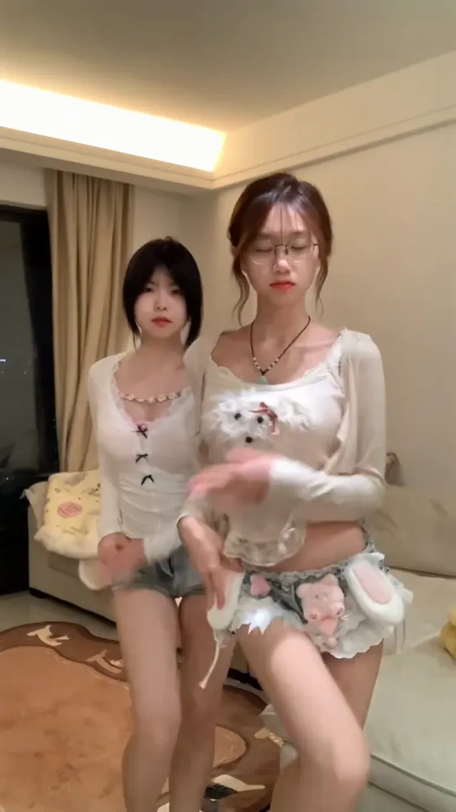 眼镜妹今天是可爱装欸