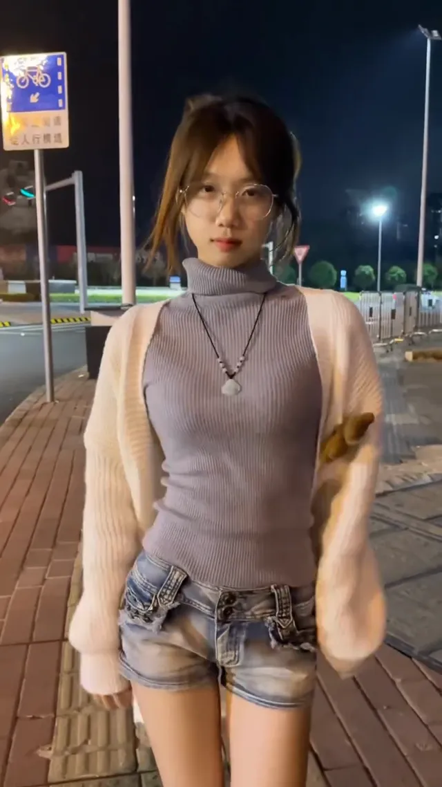 冬天了眼镜妹穿厚厚衣服啦