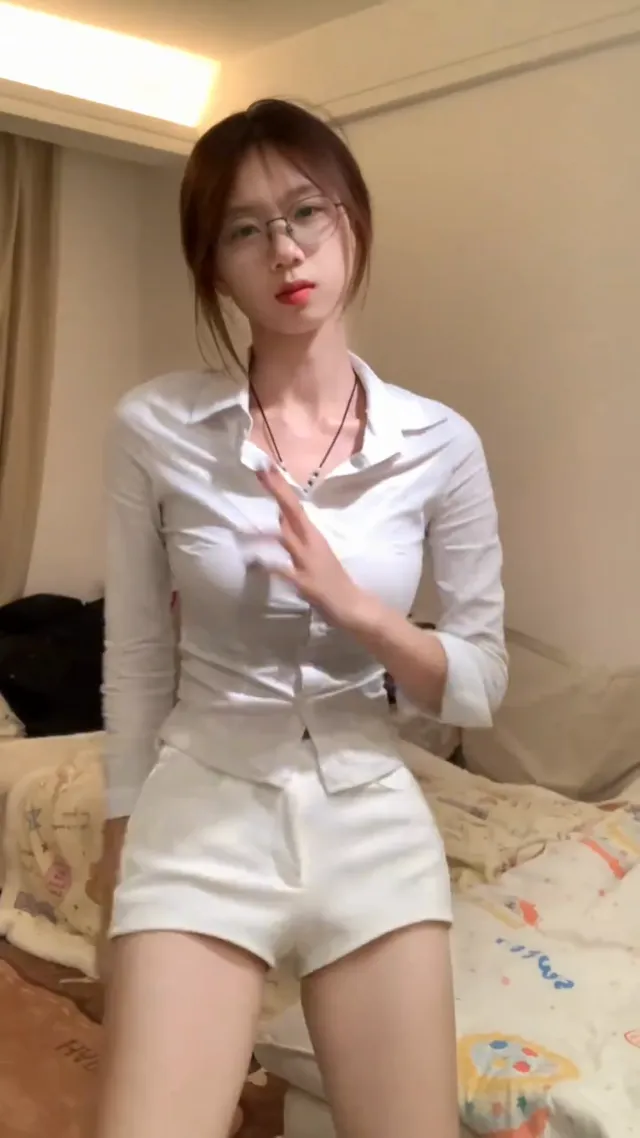 还得要戴眼镜才有流量