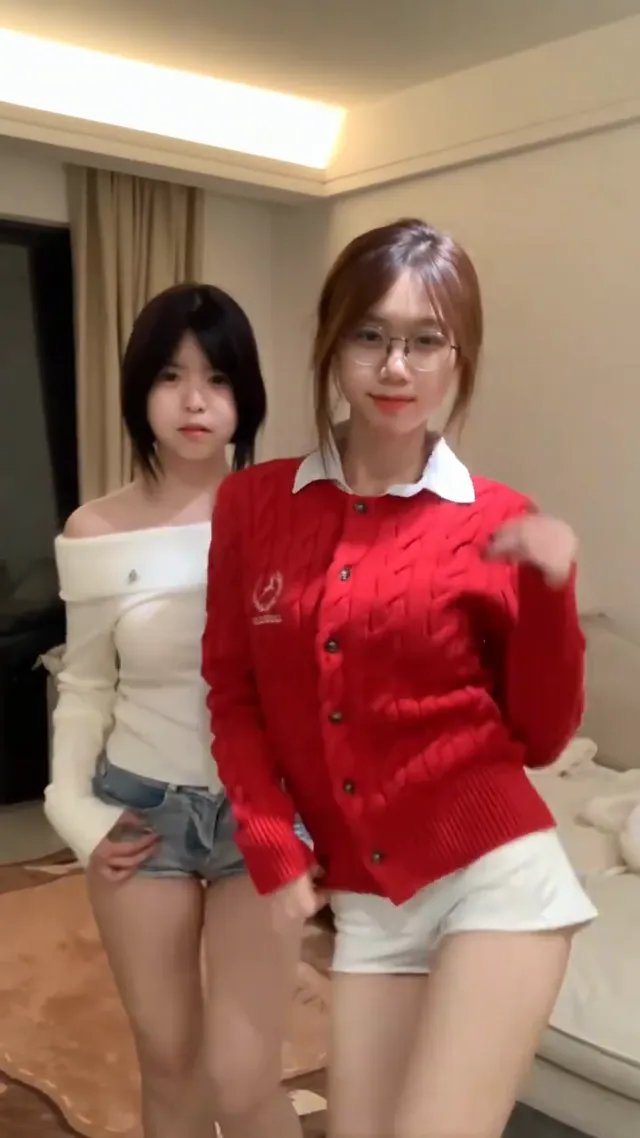 眼镜妹开始带师妹闯天下了