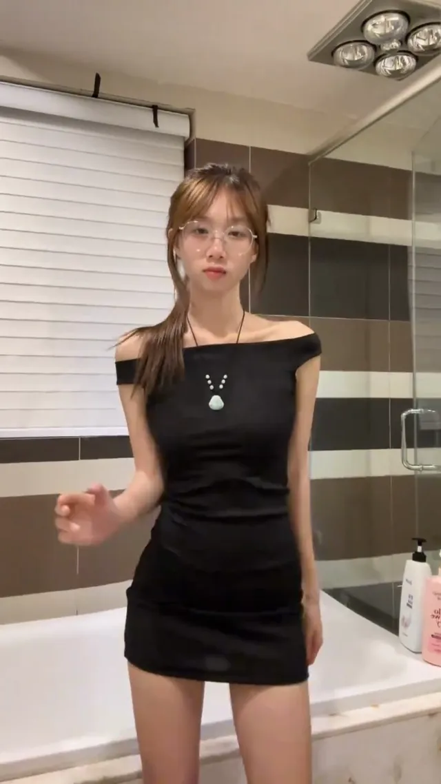 眼镜妹好像有心事