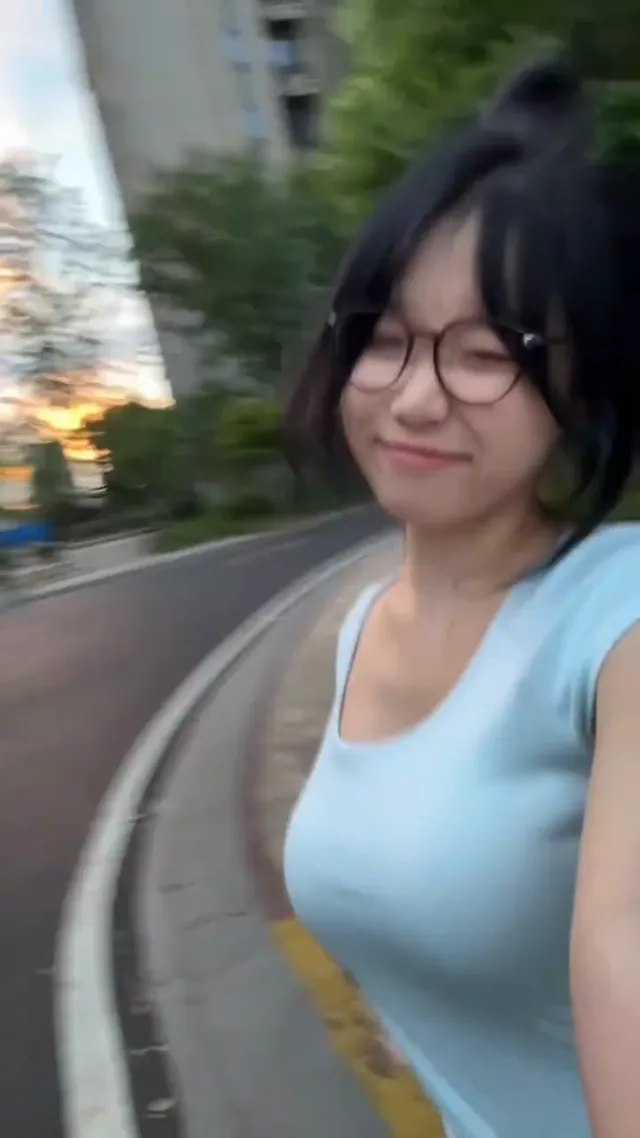 眼镜妹回归了