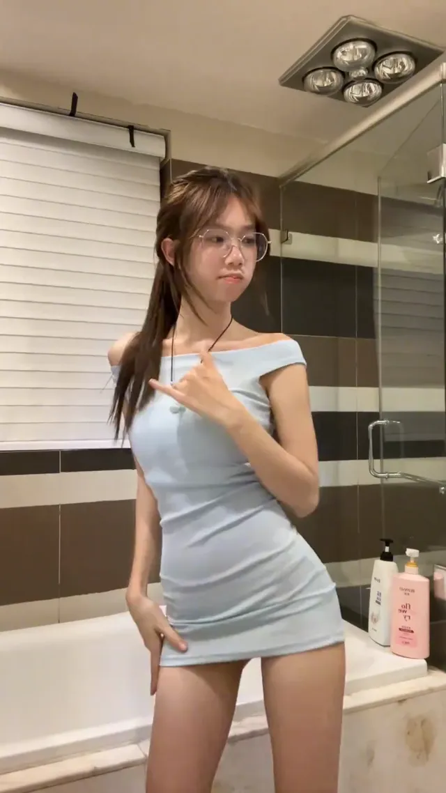 眼镜妹穿裙子好看呀