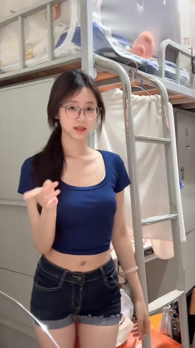 好清澈的眼镜妹呀