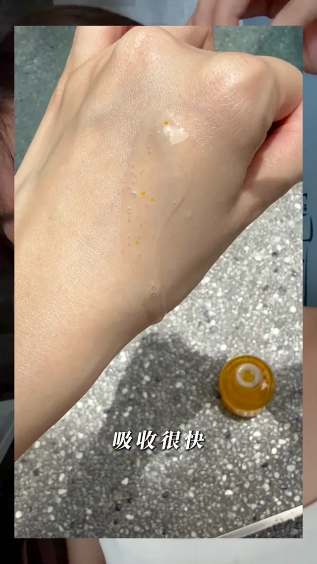 童年的Tweety回来了～这次是INNISFREE x Looney Tunes的超萌限定联名💛 包装可爱到不行，我的pick是Vita C Serum，淡斑提亮真的有感🌞 限量发售，小黄鸟说飞就