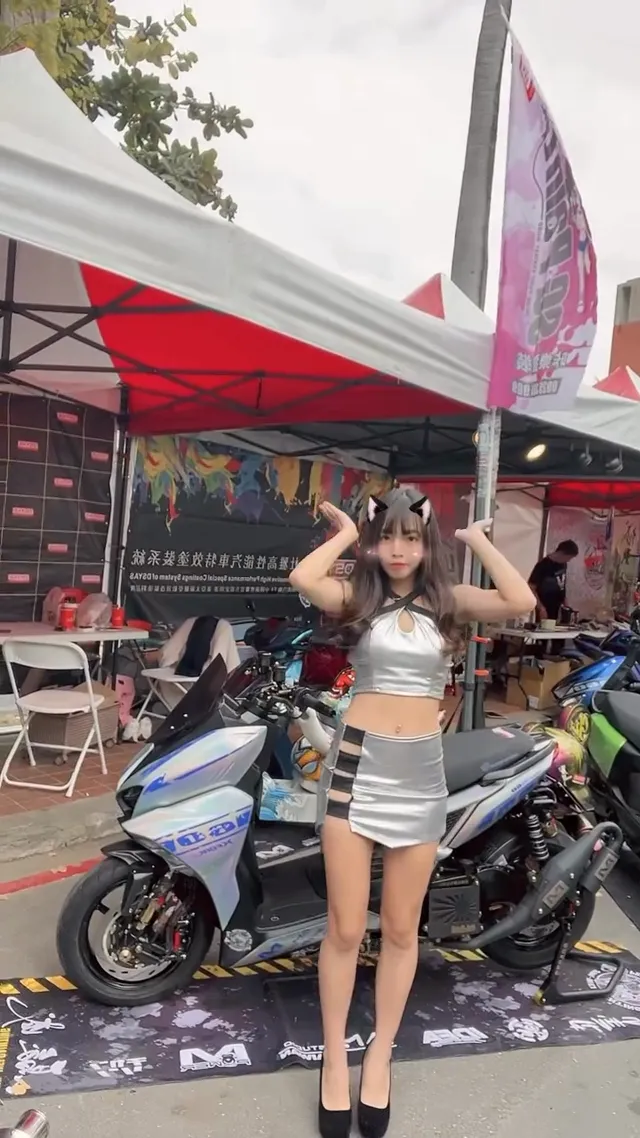 人多也不影響我跳02搖😎  #fyp #fypシ #南台車展 #sg #腿