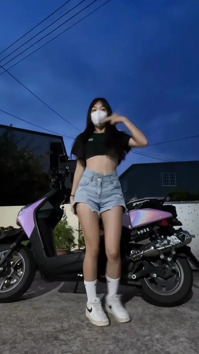 可以告訴我你是幾點幾分看到這影片的ㄇ 好讓我下次也在同一時間讓你滑到😍😍  #yamaha #bwsr125 #牛王排氣管 #腿控
