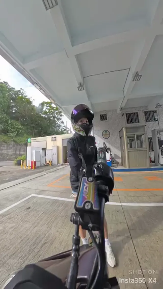 我要通勤上課ㄉ時候！下次風大我一定開車😇  店員：傻眼⋯ 諾：傻眼⋯ 風：不嘻嘻了吧😎 諾：不嘻嘻了😅  #fyp #fypシ #騎車日常
