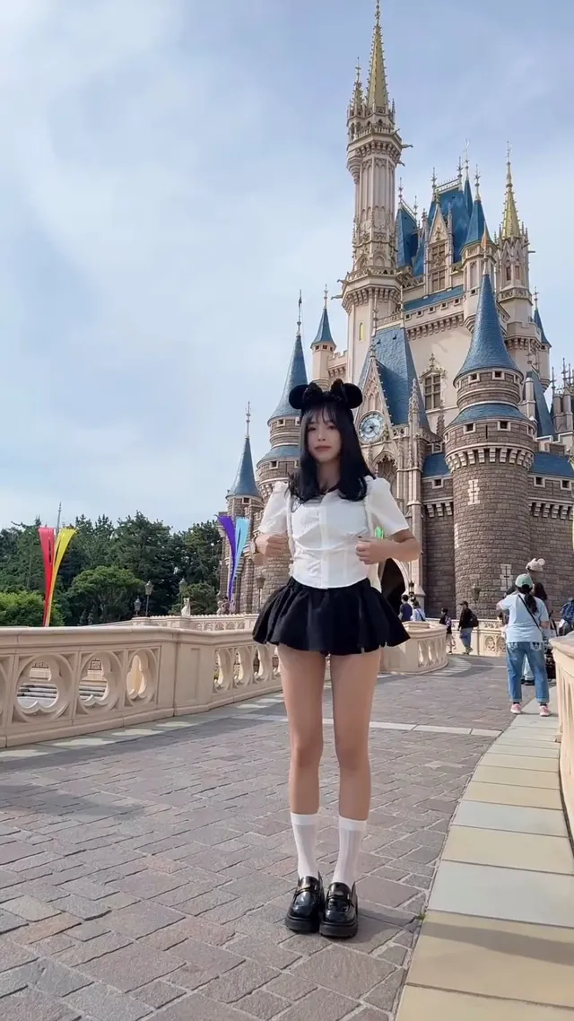拍這部社牛影片ㄉ時候 有三個漂亮ㄉ日本美女在看著我⋯😗 我又默默拍了兩次表演給他看台灣人有多E  #fyp #fypシ #迪士尼 #東京迪士尼 #沒在怕 #社牛諾