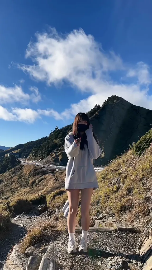第一次在這麽高ㄉ地方跳舞，2度也難不倒我😆 你們猜猜在武嶺ㄉ哪個小角落🥰  #fyp #fypシ #武嶺 #武嶺3275m #腿