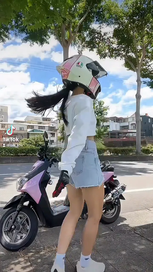 請問影片第10秒出現的小帥騎的是什麼車？  新歡手套是 @pilota.tw ㄉ 這個透氣度我給他100分😎  #yamaha #bwsr125 #腿 #fyp #牛王排氣管 #黑武士 #機因改造