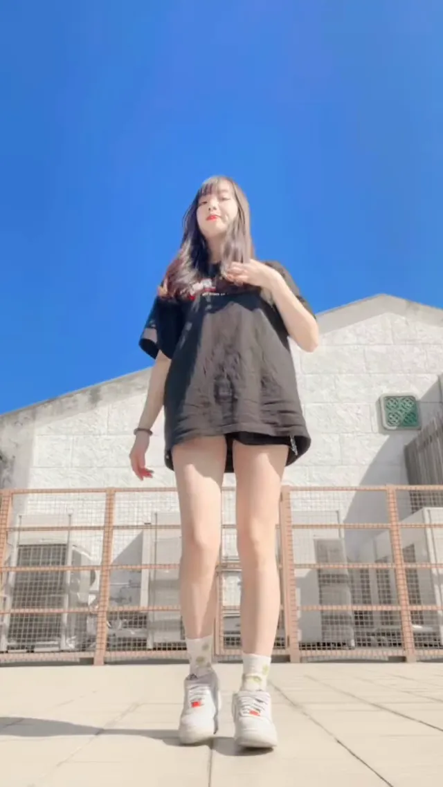 這首歌真的太可愛啦😻  身上穿的4牛王ㄉ新衣服 舒服透氣又有質感😎 趁今天天氣好拍給你們看✨  👔： @bullking_exhaust  #fyp #fypシ #牛王 #牛王排氣管 #腿