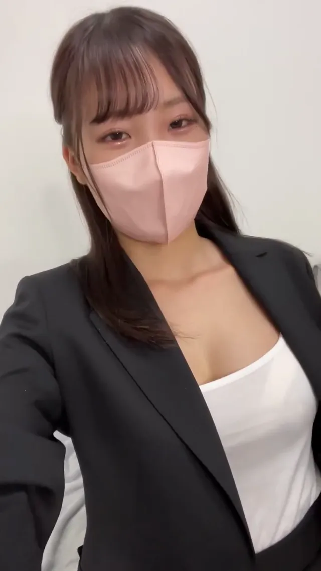 我穿得不多，但笑得剛剛好😚