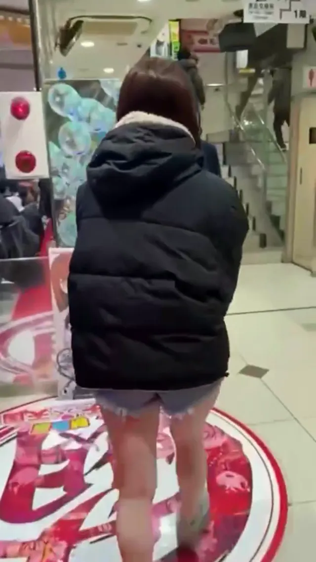 我穿得不多，但笑得剛剛好😚