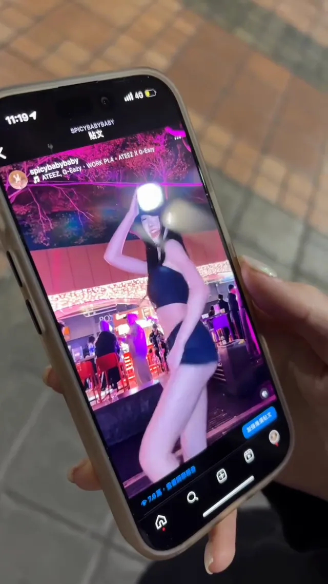 美女冬天跳舞不怕冷