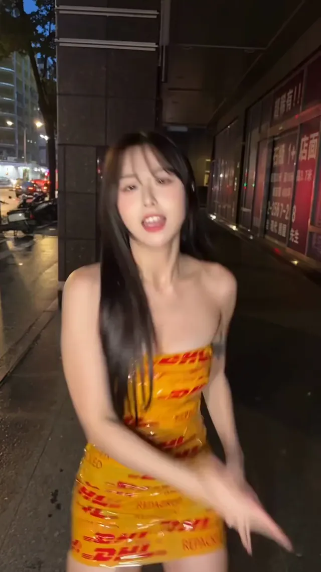 美女我被通知到這裡拿快遞