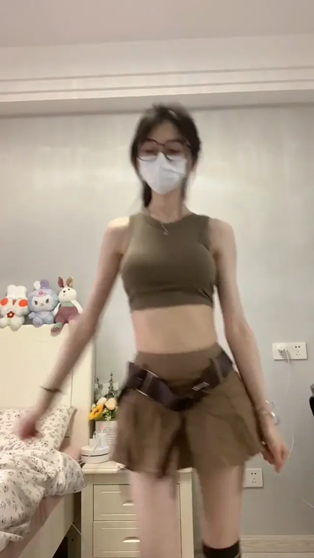 骨感美女跳舞起來奶子胸部特別突出