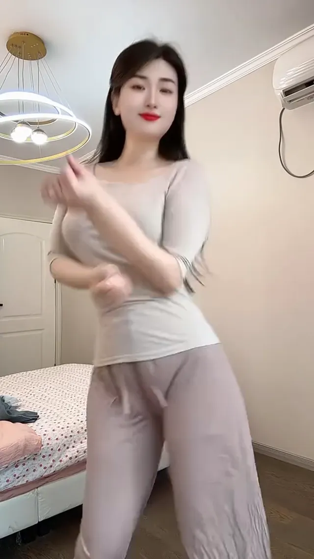 再看一下，泳裝可能就不見了喔😜