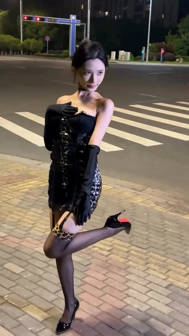 這套泳裝，專門讓你心跳漏拍一次💓