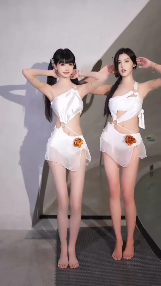 你是不是想看到泳裝下的我？壞壞～