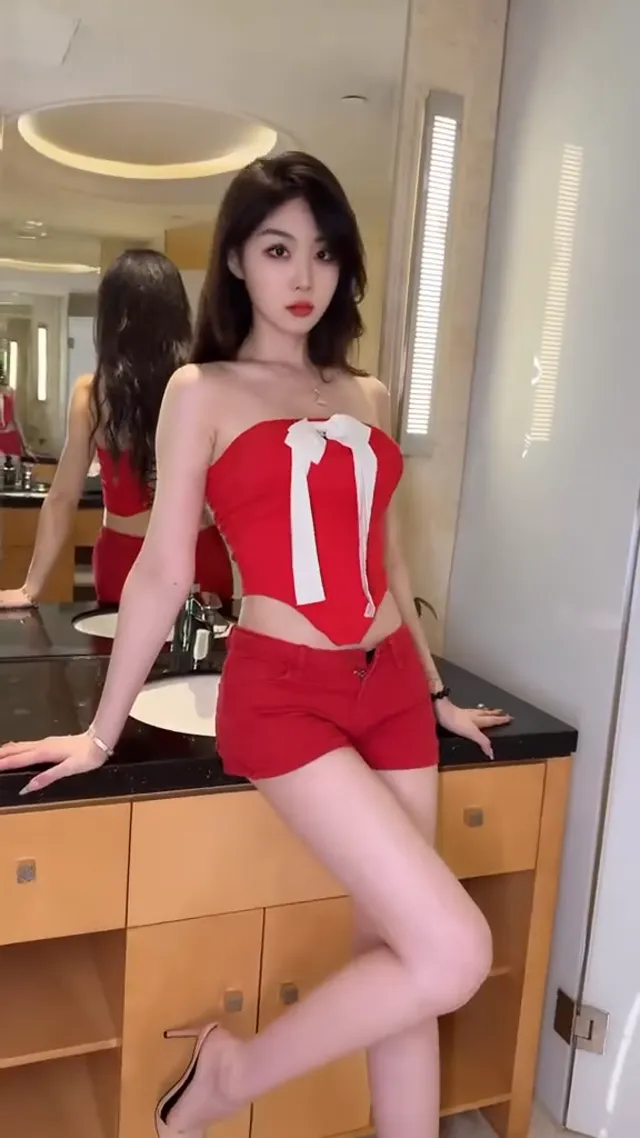 今天的泳裝，是不是比昨天辣一點？😉