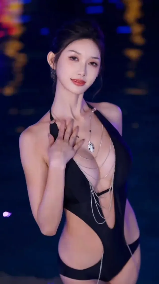 泳裝配海景，還少了你的表情包！