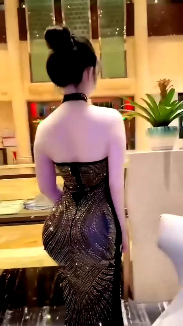 泳裝配海景，還少了你的表情包！