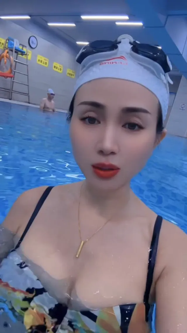 喜歡這種風格？下次我穿更少給你看～